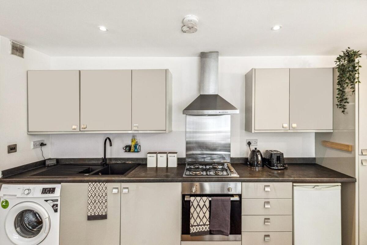 2 Bed Next River Thames Fast Access * London