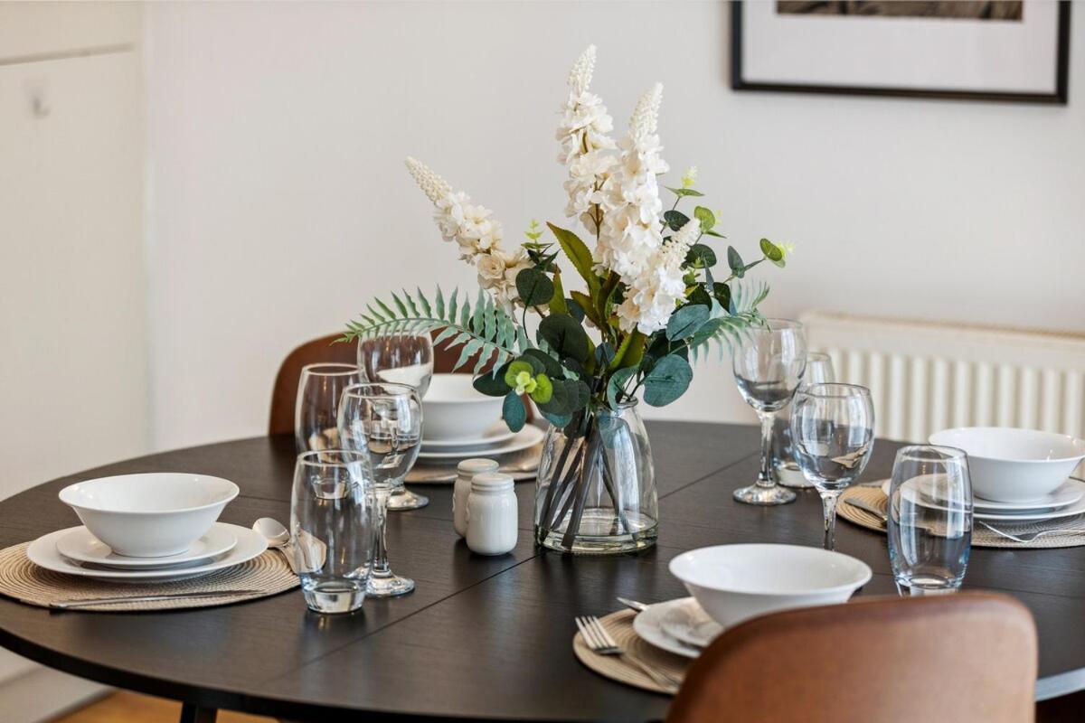 2 Bed Next River Thames Fast Access Apartment *