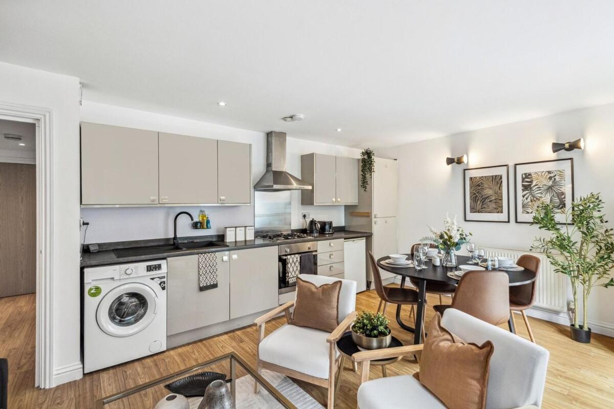 2 Bed Next River Thames Fast Access Apartment *