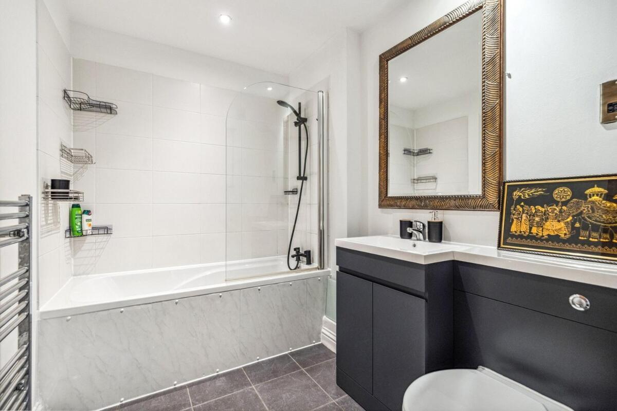 2 Bed Next River Thames Fast Access *