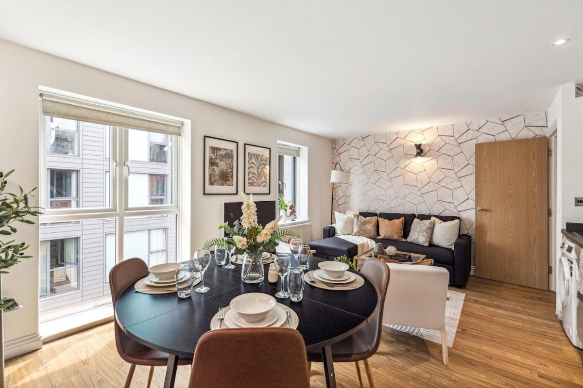 2 Bed Next River Thames Fast Access Apartment